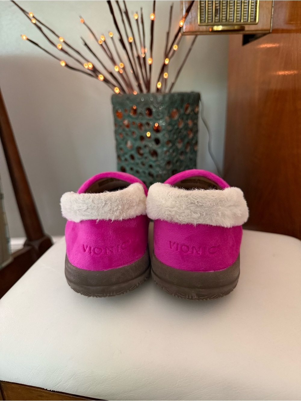 Vionic Slippers size 7 - Picture 2 of 9